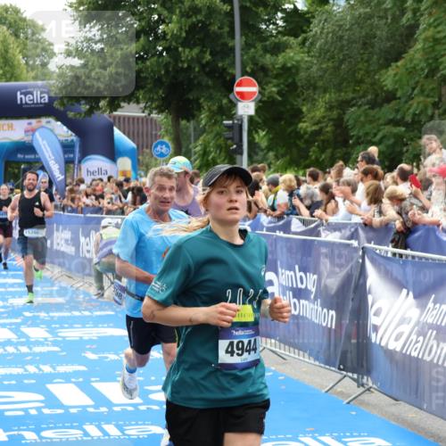 29.06.2025 - hella hamburg halbmarathon Zöllner http://msf.ph/oto/8195804 29.06.2025 10:35:28 Ziel 1889, 4050, 4944, 10771, 10877, 11898, 15390, 15701, 15931, 15959, 16811, 19022 meine-sportfotos.de