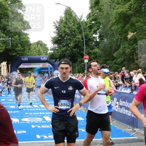 29.06.2025 - hella hamburg halbmarathon Zöllner http://msf.ph/oto/8195843 29.06.2025 10:45:48 Ziel 4345, 4854, 5047, 6071, 6290, 6711, 7385, 13975, 14374, 16617, 17332, 17835 meine-sportfotos.de