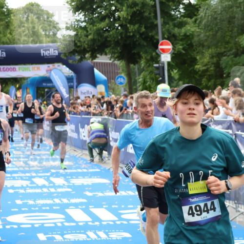 29.06.2025 - hella hamburg halbmarathon Zöllner http://msf.ph/oto/8195849 29.06.2025 10:35:29 Ziel 1889, 4050, 4944, 10771, 10877, 11898, 15390, 15701, 15931, 15959, 16811, 19022 meine-sportfotos.de