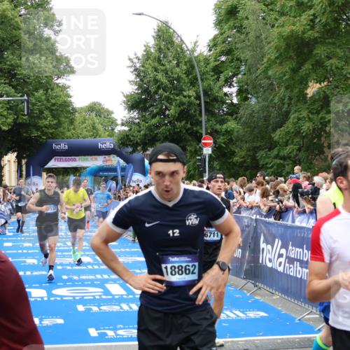 29.06.2025 - hella hamburg halbmarathon Zöllner http://msf.ph/oto/8195905 29.06.2025 10:45:48 Ziel 4345, 4854, 5047, 6071, 6290, 6711, 7385, 13975, 14374, 16617, 17332, 17835 meine-sportfotos.de