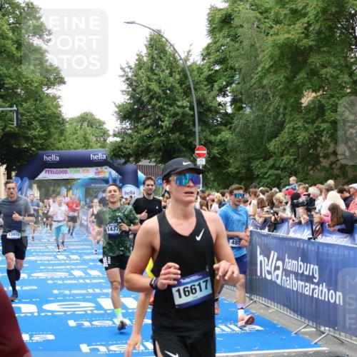 29.06.2025 - hella hamburg halbmarathon Zöllner http://msf.ph/oto/8196252 29.06.2025 10:45:52 Ziel 3477, 4345, 4854, 5047, 6290, 7385, 10792, 11821, 13975, 14374, 16617, 16624, 17835 meine-sportfotos.de
