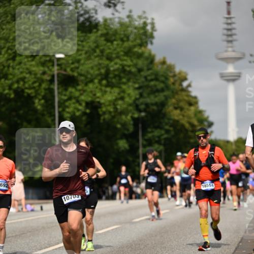 29.06.2025 - hella hamburg halbmarathon Dr. Thomas Lammeyer http://msf.ph/oto/8196306 29.06.2025 10:11:25 Kennedybrücke 1993, 4262, 4502, 5242, 5287, 5807, 5845, 5926, 6517, 6518, 6707, 6713, 6833, 7503, 8585, 10283, 10700, 10703, 11114, 11394 meine-sportfotos.de