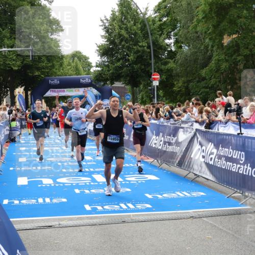 29.06.2025 - hella hamburg halbmarathon Zöllner http://msf.ph/oto/8196317 29.06.2025 10:35:34 Ziel 1344, 1889, 4050, 5269, 10384, 10771, 15959, 16695, 16811, 17612, 17826, 19022 meine-sportfotos.de