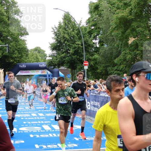 29.06.2025 - hella hamburg halbmarathon Zöllner http://msf.ph/oto/8196324 29.06.2025 10:45:53 Ziel 3477, 4345, 4854, 6290, 7385, 10792, 11821, 13975, 14374, 14911, 16624, 17835, 18185 meine-sportfotos.de