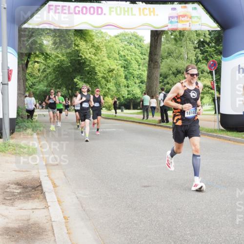 29.06.2025 - hella hamburg halbmarathon MichiJ http://msf.ph/oto/8196326 29.06.2025 10:20:48 Zwischen KM18-KM19 15835, 18102, 19118 meine-sportfotos.de