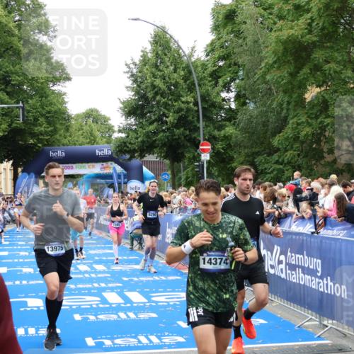 29.06.2025 - hella hamburg halbmarathon Zöllner http://msf.ph/oto/8196370 29.06.2025 10:45:54 Ziel 3477, 4345, 4854, 6290, 6532, 7385, 10792, 11821, 13975, 14374, 14911, 15149, 16624, 17835, 18185 meine-sportfotos.de