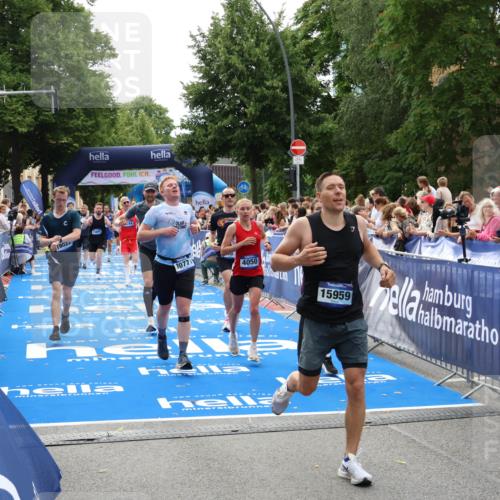 29.06.2025 - hella hamburg halbmarathon Zöllner http://msf.ph/oto/8196395 29.06.2025 10:35:35 Ziel 1344, 1889, 4050, 5269, 10384, 10771, 15959, 16123, 16695, 16811, 17612, 17826, 19022 meine-sportfotos.de