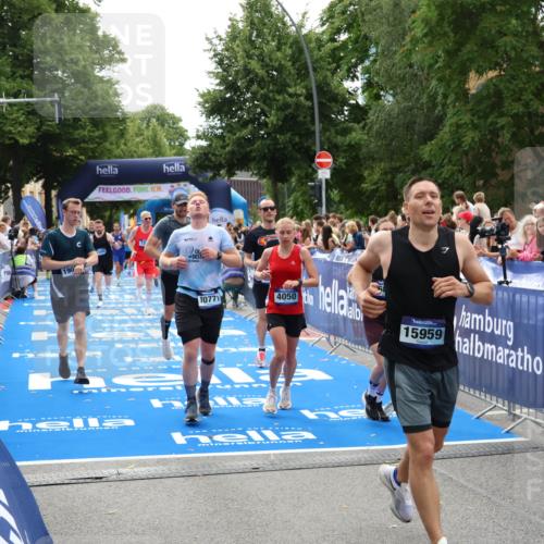 29.06.2025 - hella hamburg halbmarathon Zöllner http://msf.ph/oto/8196403 29.06.2025 10:35:35 Ziel 1344, 1889, 4050, 5269, 10384, 10771, 15959, 16123, 16695, 16811, 17612, 17826, 19022 meine-sportfotos.de