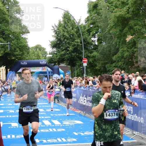 29.06.2025 - hella hamburg halbmarathon Zöllner http://msf.ph/oto/8196410 29.06.2025 10:45:54 Ziel 3477, 4345, 4854, 6290, 6532, 7385, 10792, 11821, 13975, 14374, 14911, 15149, 16624, 17835, 18185 meine-sportfotos.de