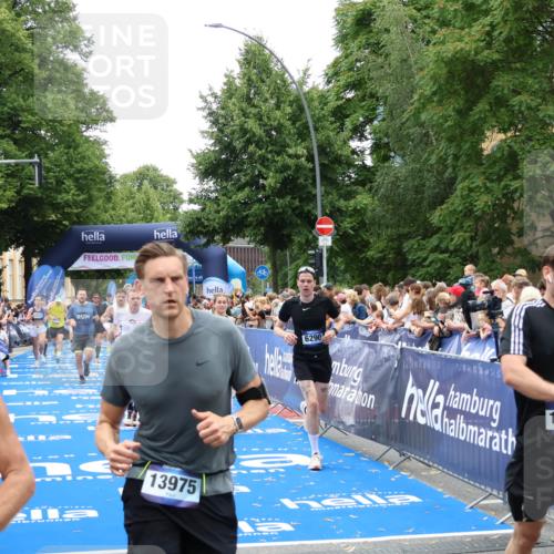 29.06.2025 - hella hamburg halbmarathon Zöllner http://msf.ph/oto/8196429 29.06.2025 10:45:55 Ziel 3477, 4277, 4345, 6290, 6532, 7385, 10792, 11821, 14911, 15149, 16624, 18185, 19116 meine-sportfotos.de