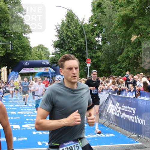 29.06.2025 - hella hamburg halbmarathon Zöllner http://msf.ph/oto/8196443 29.06.2025 10:45:55 Ziel 3477, 4277, 4345, 6290, 6532, 7385, 10792, 11821, 14911, 15149, 16624, 18185, 19116 meine-sportfotos.de