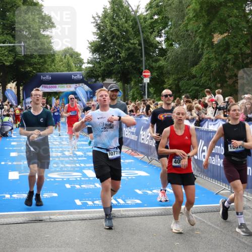 29.06.2025 - hella hamburg halbmarathon Zöllner http://msf.ph/oto/8196539 29.06.2025 10:35:36 Ziel 1344, 1889, 4050, 5269, 10384, 10771, 16123, 16695, 16811, 17612, 17826, 18841, 19022 meine-sportfotos.de