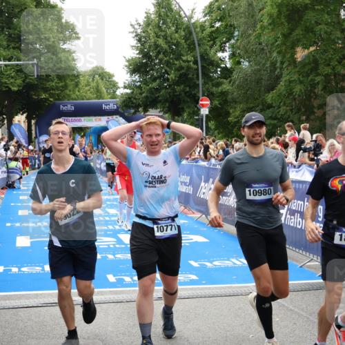 29.06.2025 - hella hamburg halbmarathon Zöllner http://msf.ph/oto/8196620 29.06.2025 10:35:37 Ziel 1344, 5269, 10384, 16123, 16695, 17612, 17826, 18841, 19022 meine-sportfotos.de