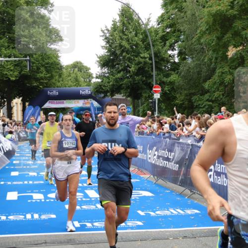 29.06.2025 - hella hamburg halbmarathon Zöllner http://msf.ph/oto/8196728 29.06.2025 10:46:00 Ziel 2189, 3477, 4277, 6532, 8269, 8577, 8871, 10792, 11821, 12084, 14462, 14911, 15149, 17008, 18185, 19116 meine-sportfotos.de