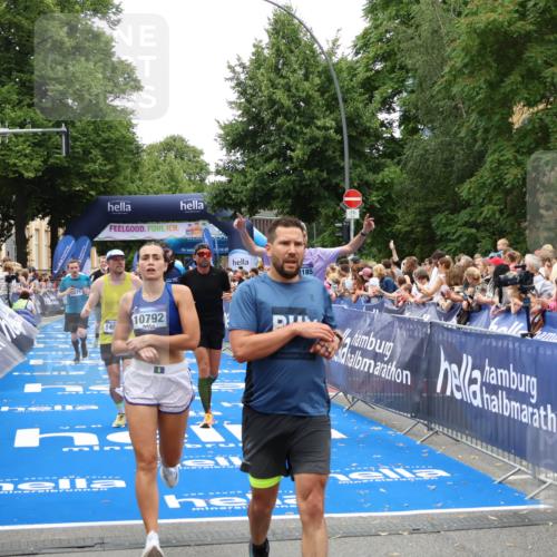 29.06.2025 - hella hamburg halbmarathon Zöllner http://msf.ph/oto/8196741 29.06.2025 10:46:00 Ziel 2189, 3477, 4277, 6532, 8269, 8577, 8871, 10792, 11821, 12084, 14462, 14911, 15149, 17008, 18185, 19116 meine-sportfotos.de
