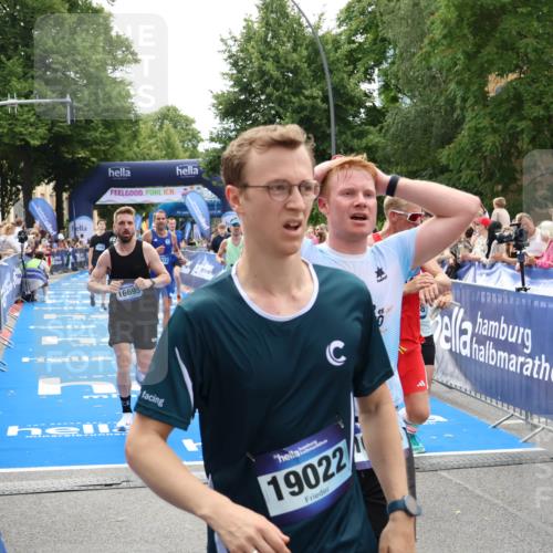 29.06.2025 - hella hamburg halbmarathon Zöllner http://msf.ph/oto/8196765 29.06.2025 10:35:39 Ziel 1344, 4062, 5269, 10384, 14841, 16123, 16695, 17612, 17826, 18841 meine-sportfotos.de