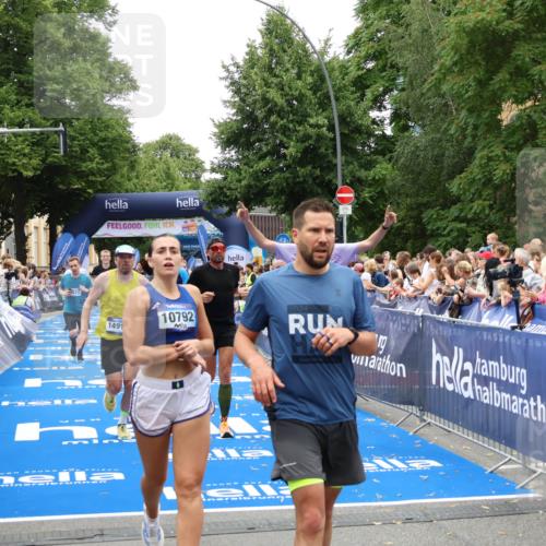 29.06.2025 - hella hamburg halbmarathon Zöllner http://msf.ph/oto/8196779 29.06.2025 10:46:01 Ziel 2189, 4277, 5648, 6532, 8269, 8577, 8871, 10792, 11821, 11936, 12084, 14462, 14911, 15149, 17008, 18081, 18185, 19116 meine-sportfotos.de