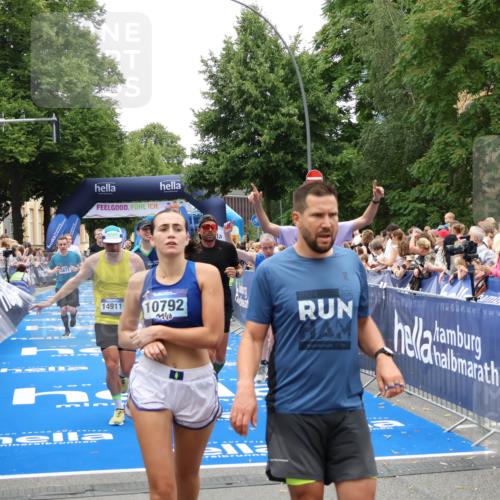 29.06.2025 - hella hamburg halbmarathon Zöllner http://msf.ph/oto/8196796 29.06.2025 10:46:01 Ziel 2189, 4277, 5648, 6532, 8269, 8577, 8871, 10792, 11821, 11936, 12084, 14462, 14911, 15149, 17008, 18081, 18185, 19116 meine-sportfotos.de