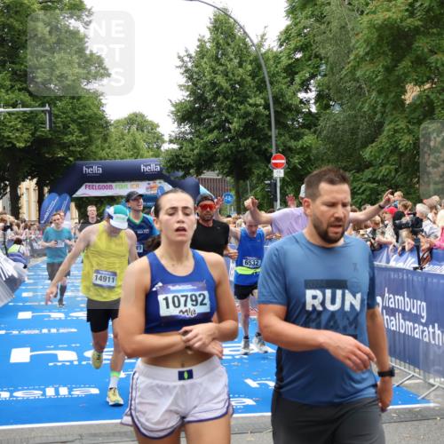 29.06.2025 - hella hamburg halbmarathon Zöllner http://msf.ph/oto/8196820 29.06.2025 10:46:01 Ziel 2189, 4277, 5648, 6532, 8269, 8577, 8871, 10792, 11821, 11936, 12084, 14462, 14911, 15149, 17008, 18081, 18185, 19116 meine-sportfotos.de