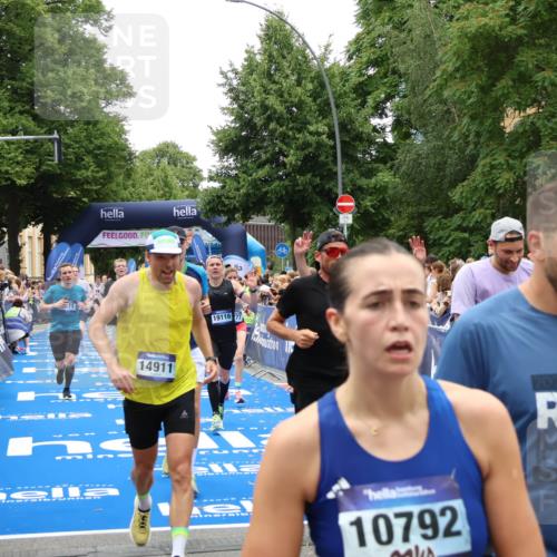 29.06.2025 - hella hamburg halbmarathon Zöllner http://msf.ph/oto/8196856 29.06.2025 10:46:02 Ziel 2189, 4277, 5648, 6532, 8269, 8577, 8871, 11936, 12084, 12269, 14462, 14911, 15149, 17008, 18081, 18185, 19116 meine-sportfotos.de