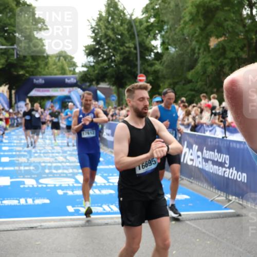 29.06.2025 - hella hamburg halbmarathon Zöllner http://msf.ph/oto/8196927 29.06.2025 10:35:40 Ziel 4062, 5269, 10384, 14841, 16123, 16695, 17612, 17826, 18841 meine-sportfotos.de