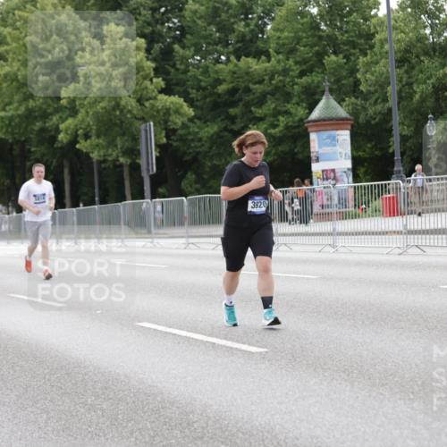 29.06.2025 - hella hamburg halbmarathon Jannik Wohlers http://msf.ph/oto/8196964 29.06.2025 10:24:47 Lombardsbrücke 1627, 1740, 2000, 3920, 3961, 3963, 5564, 5814, 7778, 8083, 8962, 9573, 9927, 11400, 11921, 13510, 14086, 14649, 15153, 15679, 16421, 16422, 17185, 17954 meine-sportfotos.de