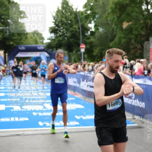 29.06.2025 - hella hamburg halbmarathon Zöllner http://msf.ph/oto/8196969 29.06.2025 10:35:41 Ziel 4062, 5269, 10384, 12462, 12899, 14841, 16123, 17612, 17826, 18841 meine-sportfotos.de