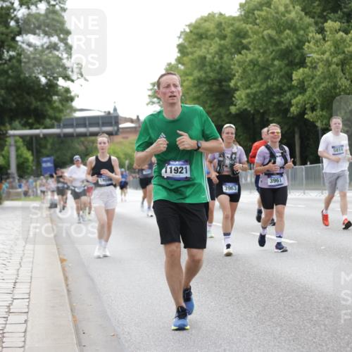 29.06.2025 - hella hamburg halbmarathon Jannik Wohlers http://msf.ph/oto/8196985 29.06.2025 10:24:49 Lombardsbrücke 1627, 2000, 3920, 3961, 3963, 5564, 5814, 7778, 8083, 8962, 9573, 9927, 11400, 11921, 13510, 14086, 14649, 15016, 15119, 15153, 15679, 16421, 16422, 17185 meine-sportfotos.de