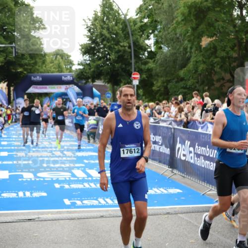 29.06.2025 - hella hamburg halbmarathon Zöllner http://msf.ph/oto/8197064 29.06.2025 10:35:41 Ziel 4062, 5269, 10384, 12462, 12899, 14841, 16123, 17612, 17826, 18841 meine-sportfotos.de