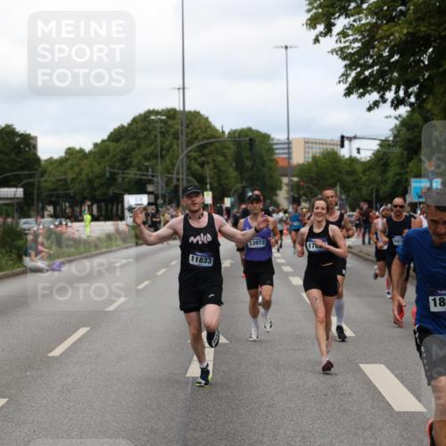 29.06.2025 - hella hamburg halbmarathon Yannick Fuchs http://msf.ph/oto/8197084 29.06.2025 10:31:42 20KM 1411, 2767, 4860, 4865, 5003, 5092, 5307, 5315, 5961, 6123, 6529, 7310, 7482, 8121, 8362, 9178, 9296, 9914, 10680, 10738, 11833, 13141, 13854, 13972, 14387, 14459, 14691, 14934, 15178, 15261, 15939, 16523, 17024, 17125, 17306, 17658, 17723, 18038, 18062, 18384, 18733, 18824 meine-sportfotos.de