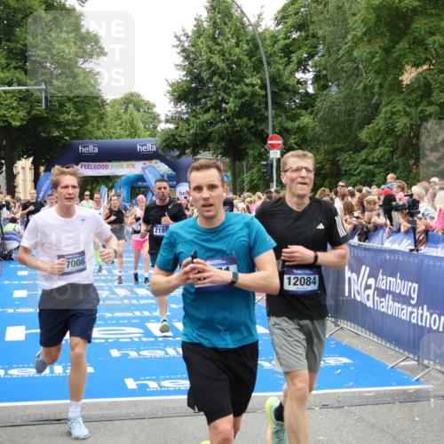 29.06.2025 - hella hamburg halbmarathon Zöllner http://msf.ph/oto/8197101 29.06.2025 10:46:06 Ziel 2189, 5648, 6460, 8269, 9585, 11936, 12084, 12269, 13630, 14462, 14804, 17008, 18081, 18702 meine-sportfotos.de