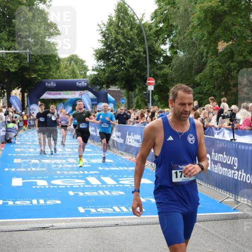 29.06.2025 - hella hamburg halbmarathon Zöllner http://msf.ph/oto/8197130 29.06.2025 10:35:42 Ziel 4062, 10384, 12462, 12899, 14841, 16123, 18841 meine-sportfotos.de