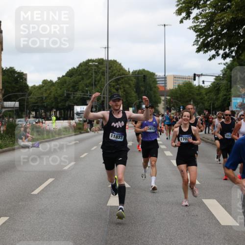 29.06.2025 - hella hamburg halbmarathon Yannick Fuchs http://msf.ph/oto/8197162 29.06.2025 10:31:42 20KM 1411, 2767, 4860, 4865, 5003, 5092, 5307, 5315, 5961, 6123, 6529, 7310, 7482, 8121, 8362, 9178, 9296, 9914, 10680, 10738, 11833, 13141, 13854, 13972, 14387, 14459, 14691, 14934, 15178, 15261, 15939, 16523, 17024, 17125, 17306, 17658, 17723, 18038, 18062, 18384, 18733, 18824 meine-sportfotos.de