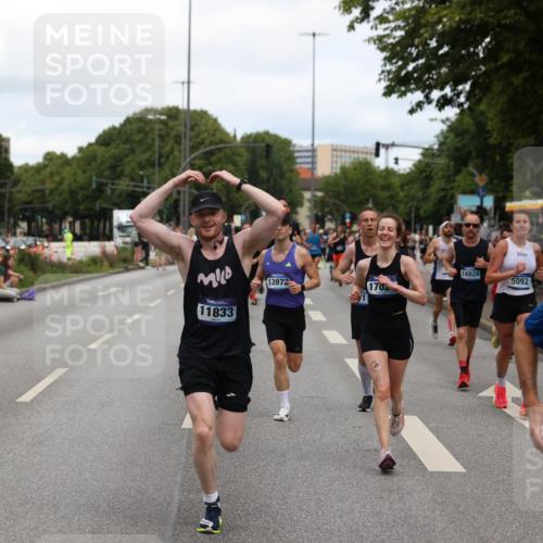 29.06.2025 - hella hamburg halbmarathon Yannick Fuchs http://msf.ph/oto/8197198 29.06.2025 10:31:42 20KM 1411, 2767, 4860, 4865, 5003, 5092, 5307, 5315, 5961, 6123, 6529, 7310, 7482, 8121, 8362, 9178, 9296, 9914, 10680, 10738, 11833, 13141, 13854, 13972, 14387, 14459, 14691, 14934, 15178, 15261, 15939, 16523, 17024, 17125, 17306, 17658, 17723, 18038, 18062, 18384, 18733, 18824 meine-sportfotos.de