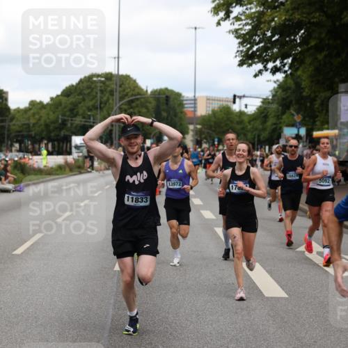 29.06.2025 - hella hamburg halbmarathon Yannick Fuchs http://msf.ph/oto/8197207 29.06.2025 10:31:42 20KM 1411, 2767, 4860, 4865, 5003, 5092, 5307, 5315, 5961, 6123, 6529, 7310, 7482, 8121, 8362, 9178, 9296, 9914, 10680, 10738, 11833, 13141, 13854, 13972, 14387, 14459, 14691, 14934, 15178, 15261, 15939, 16523, 17024, 17125, 17306, 17658, 17723, 18038, 18062, 18384, 18733, 18824 meine-sportfotos.de
