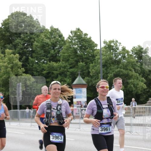 29.06.2025 - hella hamburg halbmarathon Jannik Wohlers http://msf.ph/oto/8197310 29.06.2025 10:24:52 Lombardsbrücke 1627, 2000, 2278, 3920, 3961, 3963, 5564, 5814, 6869, 8083, 8962, 9927, 11921, 13510, 14086, 14649, 15016, 15119, 15153, 15679, 16421, 16422 meine-sportfotos.de