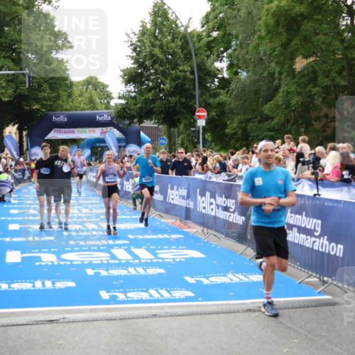 29.06.2025 - hella hamburg halbmarathon Zöllner http://msf.ph/oto/8197415 29.06.2025 10:35:44 Ziel 4062, 12462, 12899, 14841, 16119, 16123, 18841 meine-sportfotos.de