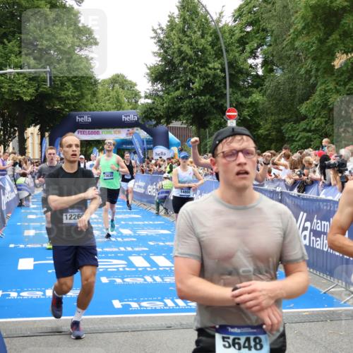 29.06.2025 - hella hamburg halbmarathon Zöllner http://msf.ph/oto/8197432 29.06.2025 10:46:11 Ziel 1759, 2707, 3087, 6460, 7450, 7961, 9585, 11094, 11125, 12269, 13630, 14804, 16136, 16466, 16475, 18702, 18797 meine-sportfotos.de