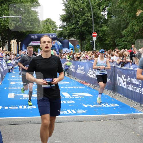 29.06.2025 - hella hamburg halbmarathon Zöllner http://msf.ph/oto/8197462 29.06.2025 10:46:12 Ziel 1759, 2707, 3087, 6460, 7450, 7961, 9585, 11094, 11125, 13630, 14804, 16136, 16466, 16475, 18702, 18797 meine-sportfotos.de