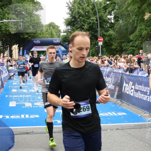 29.06.2025 - hella hamburg halbmarathon Zöllner http://msf.ph/oto/8197505 29.06.2025 10:46:13 Ziel 1569, 1759, 2590, 2707, 3087, 6388, 7450, 7961, 9585, 10796, 11094, 11125, 13630, 16136, 16466, 16475, 18702, 18797 meine-sportfotos.de