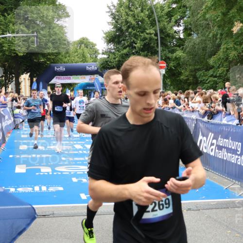 29.06.2025 - hella hamburg halbmarathon Zöllner http://msf.ph/oto/8197551 29.06.2025 10:46:13 Ziel 1569, 1759, 2590, 2707, 3087, 6388, 7450, 7961, 9585, 10796, 11094, 11125, 13630, 16136, 16466, 16475, 18702, 18797 meine-sportfotos.de