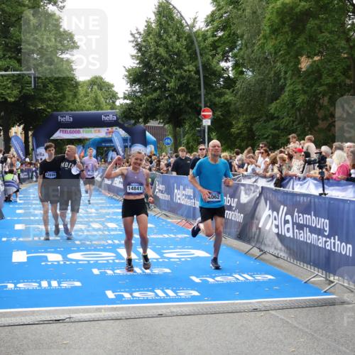 29.06.2025 - hella hamburg halbmarathon Zöllner http://msf.ph/oto/8197623 29.06.2025 10:35:46 Ziel 4062, 12462, 12899, 14841, 16119 meine-sportfotos.de