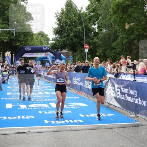 29.06.2025 - hella hamburg halbmarathon Zöllner http://msf.ph/oto/8197631 29.06.2025 10:35:46 Ziel 4062, 12462, 12899, 14841, 16119 meine-sportfotos.de