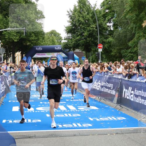 29.06.2025 - hella hamburg halbmarathon Zöllner http://msf.ph/oto/8197647 29.06.2025 10:46:15 Ziel 1569, 1759, 2048, 2590, 2707, 3056, 3087, 4949, 6388, 7450, 7961, 9497, 10796, 11094, 11125, 16136, 16466, 16475, 17190, 18702, 18797 meine-sportfotos.de