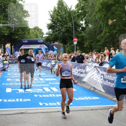 29.06.2025 - hella hamburg halbmarathon Zöllner http://msf.ph/oto/8197771 29.06.2025 10:35:47 Ziel 4062, 12462, 12899, 14841, 16119 meine-sportfotos.de