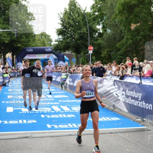 29.06.2025 - hella hamburg halbmarathon Zöllner http://msf.ph/oto/8197810 29.06.2025 10:35:47 Ziel 4062, 12462, 12899, 14841, 16119 meine-sportfotos.de