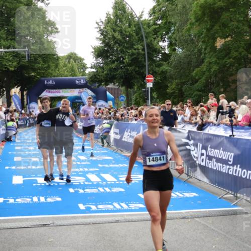 29.06.2025 - hella hamburg halbmarathon Zöllner http://msf.ph/oto/8197856 29.06.2025 10:35:48 Ziel 12462, 12899, 16119 meine-sportfotos.de