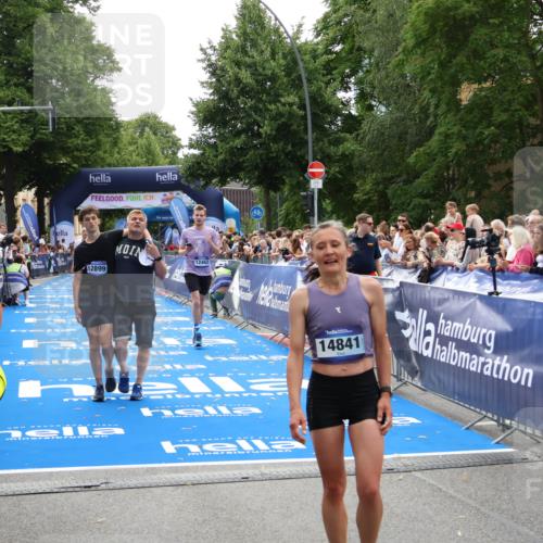 29.06.2025 - hella hamburg halbmarathon Zöllner http://msf.ph/oto/8197892 29.06.2025 10:35:48 Ziel 12462, 12899, 16119 meine-sportfotos.de