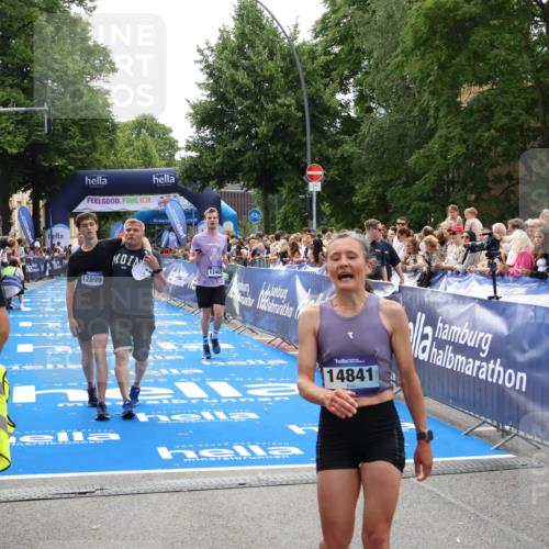 29.06.2025 - hella hamburg halbmarathon Zöllner http://msf.ph/oto/8197906 29.06.2025 10:35:48 Ziel 12462, 12899, 16119 meine-sportfotos.de