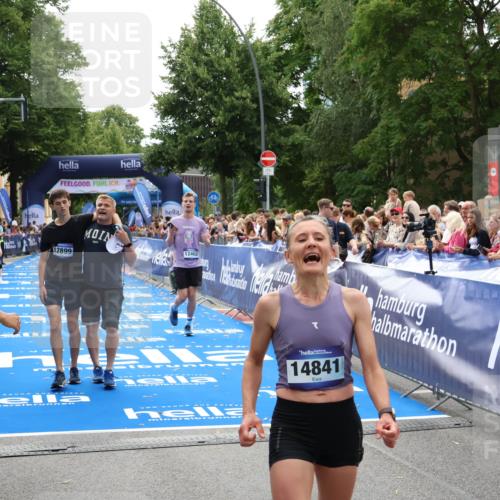 29.06.2025 - hella hamburg halbmarathon Zöllner http://msf.ph/oto/8197913 29.06.2025 10:35:49 Ziel 3843, 12462, 12899, 16119 meine-sportfotos.de